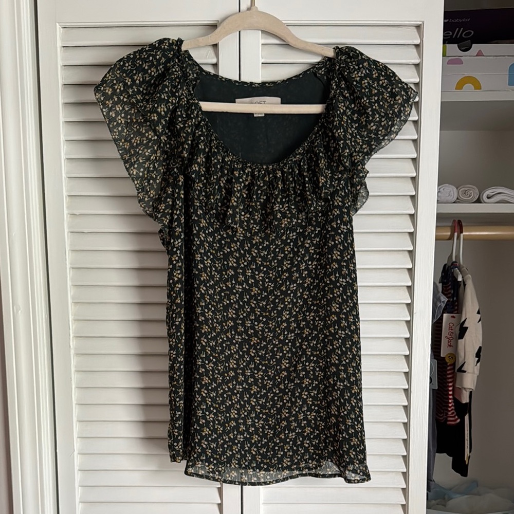 LOFT Green Floral Print Flutter Sleeve Blouse - Medium Petite
